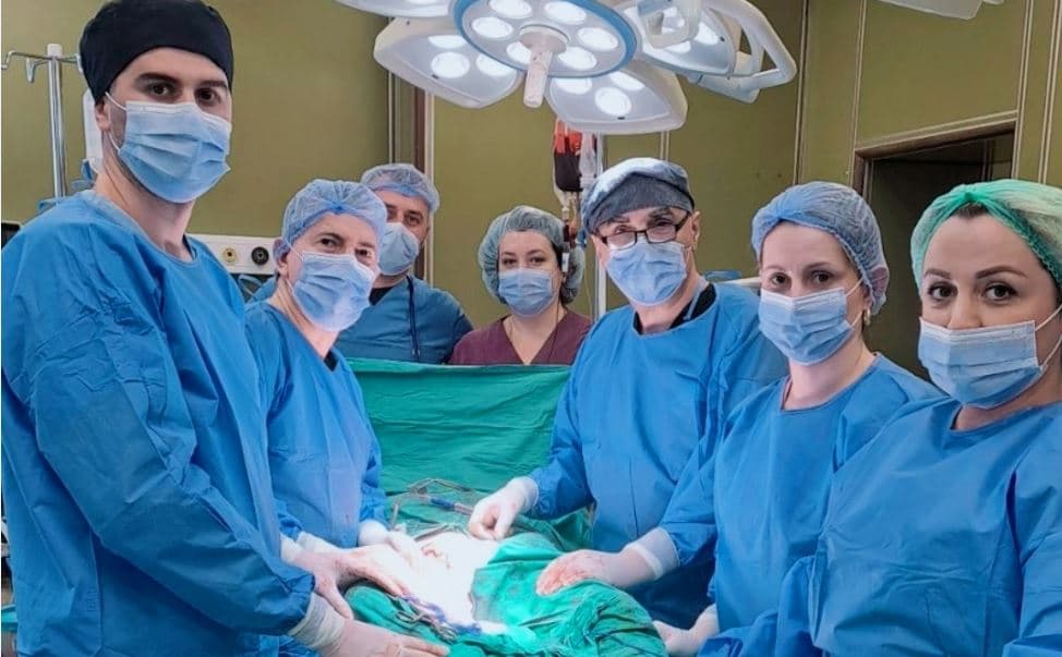 Në QKUK, për herë të parë, vena e thellë e këmbës, përdoret si arterie e barkut