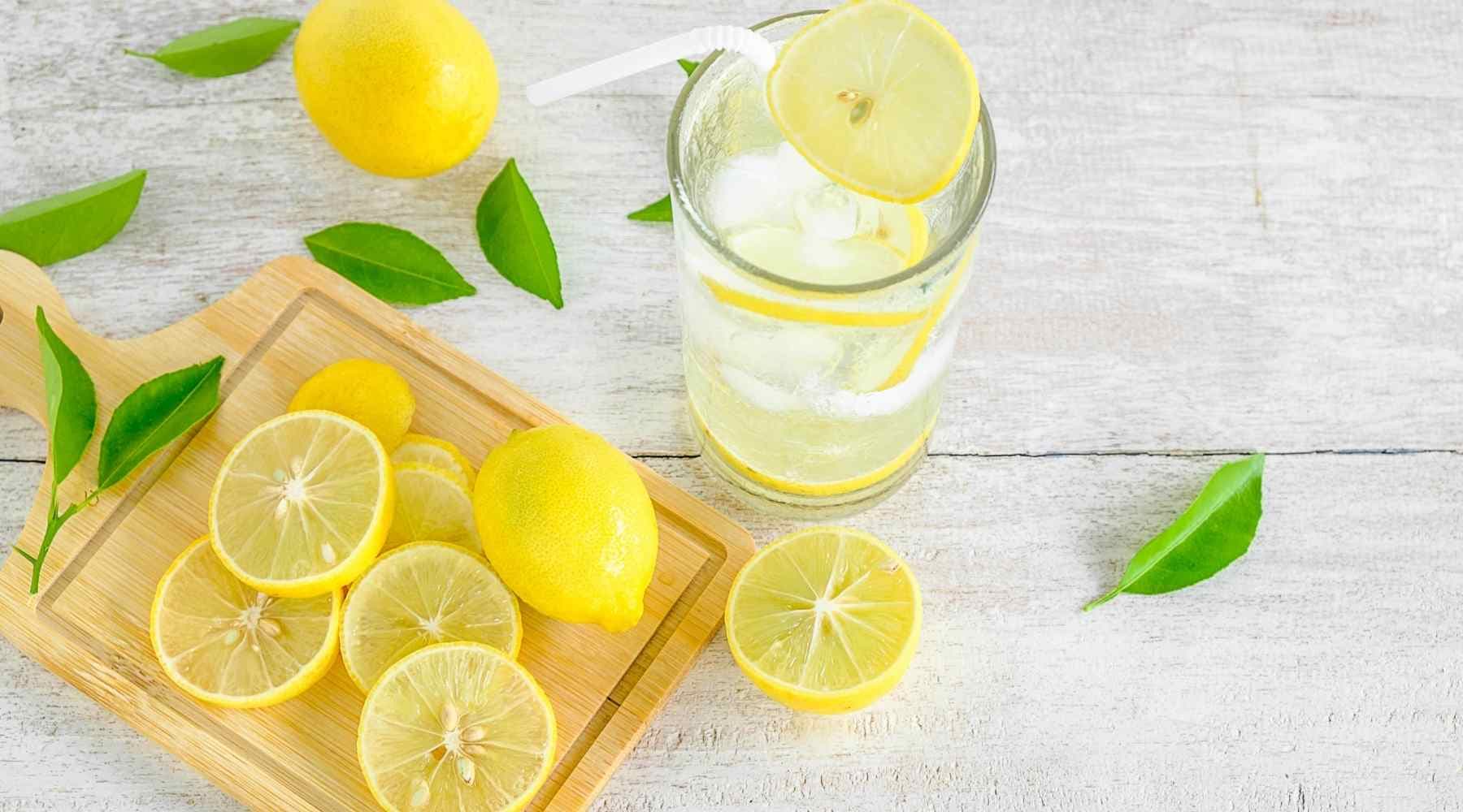 Ilaç natyral për ftohjen: Katër përfitimet e pirjes së ujit me limon