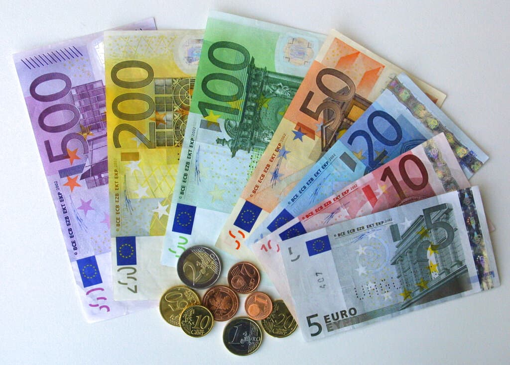 Nga 1 shkurti, pagesat në Kosovë do të kryhen veç me euro