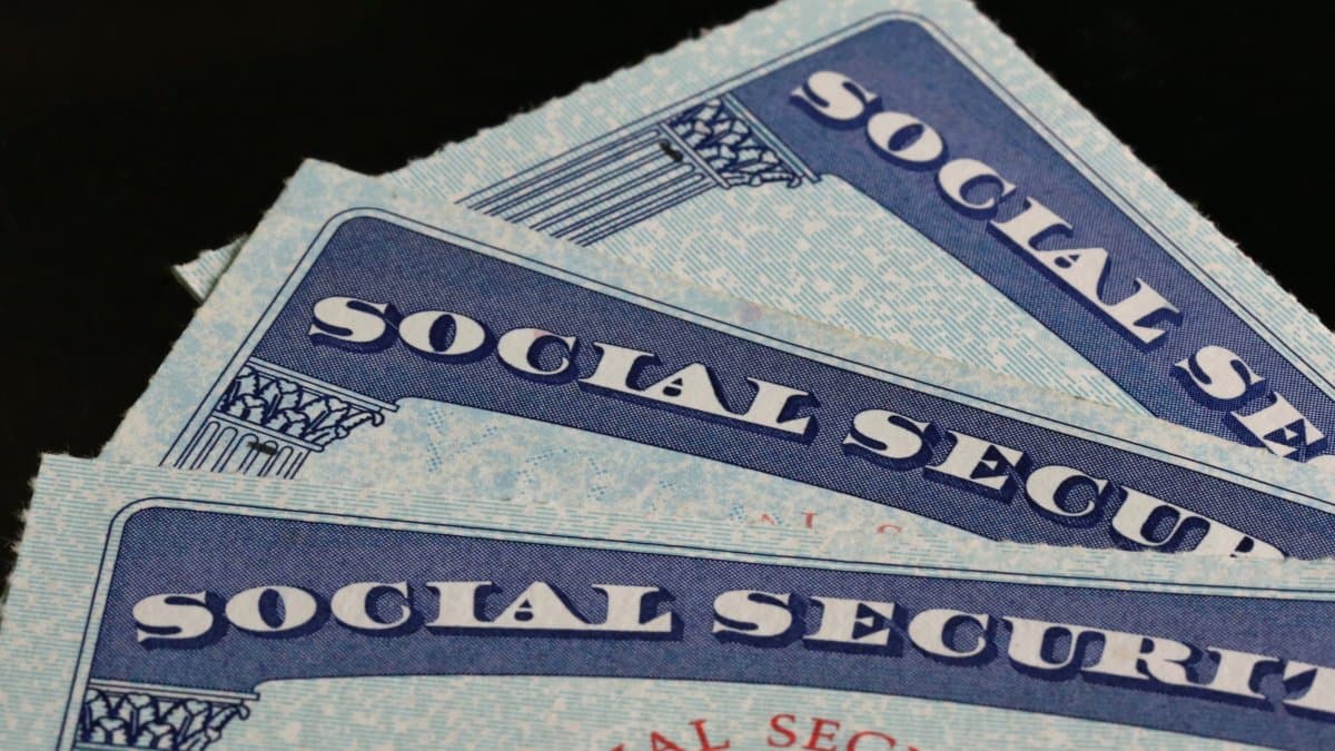 Çifti akuzohet për marrjen e pensionit të një burri të vdekur, teksa mbajtën trupin e tij në shtëpi për 6 vjet