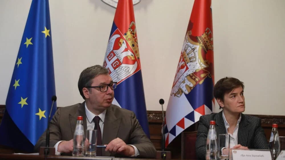 Vuçiqi, pas takimit me Quint-in, mbledh ministrat - diskutojnë hapat pas ndalimit të dinarit në Kosovë