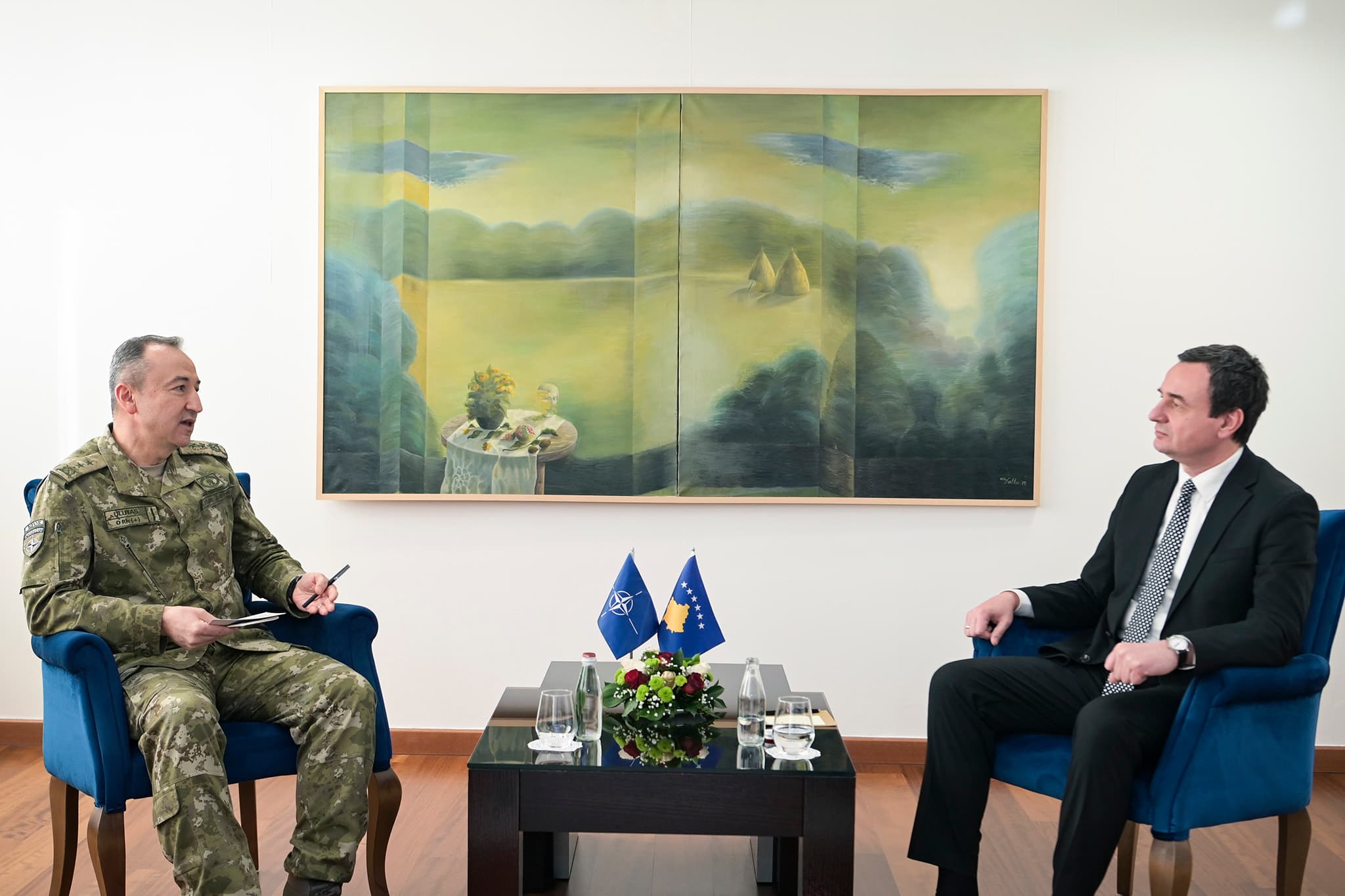 Kurti, komandantit të KFOR-it për dinarin: BQK-ja, institucion i pavarur – qeveria s’duhet të ndikojë në vendimmarrjen e saj