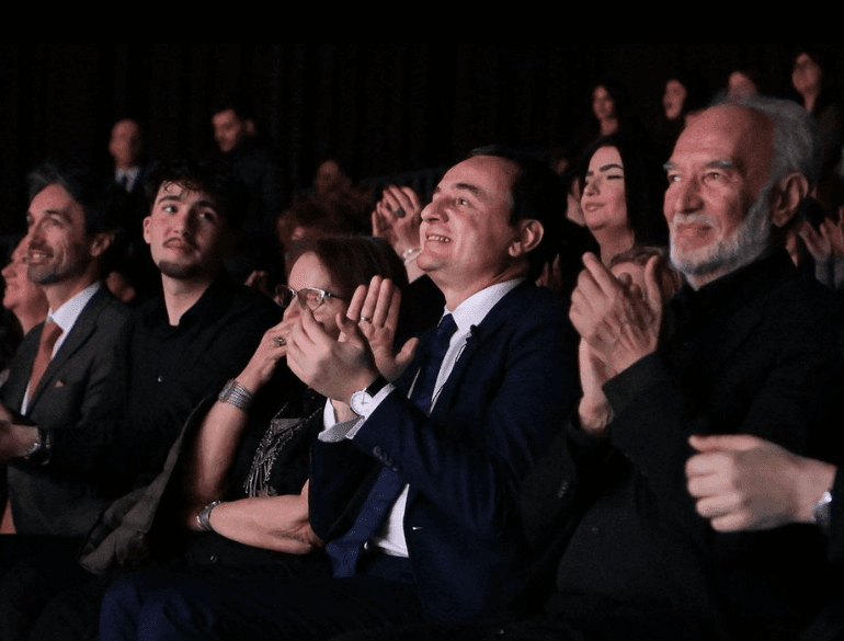 Kurti i pranishëm në premierën e parë të Operës së Kosovës