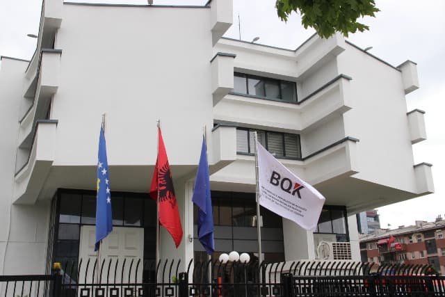 BQK sqaron se si rregullorja e re mundëson pranimin e fondeve me valuta tjera prej euros, përfshirë dinarin