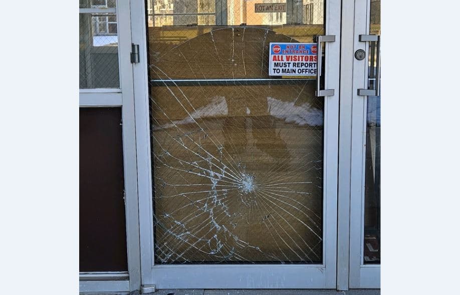 Shkolla e Nju Xhersit u mbyll kur dreri godet derën e xhamit