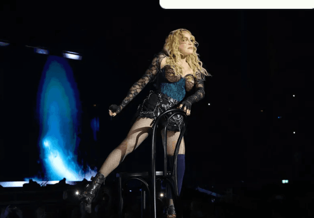 Madonna rrëzohet në skenë (VIDEO)