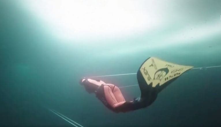 Gruaja noton 140 metra nën akull pa oksigjen (VIDEO)
