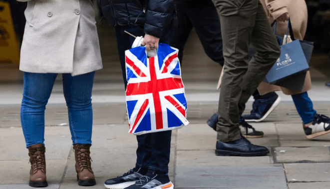 Ekonomia e Britanisë bie në recesion pasi qytetarët zvogëlojnë shpenzimet