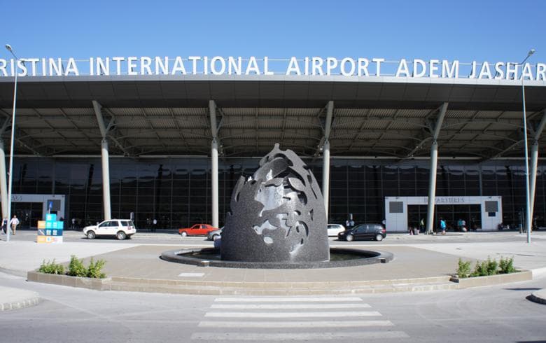 Çifti nga Shqipëria sfidon marrëveshjen, nuk kthen veturën e dhënë me qira në Aeroportin e Prishtinës