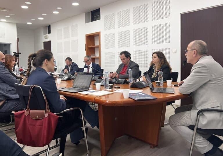 Ministri Vitia prezanton “të arriturat” në Shëndetësi, i reagon deputeti Haxhiu