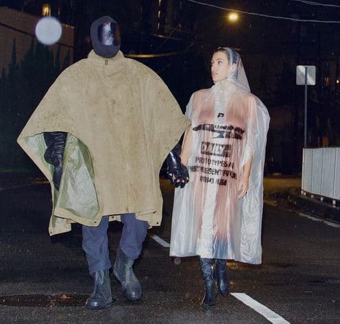 Gruaja e Kanye West përballet me shiun në "veshje" transparente (FOTO)