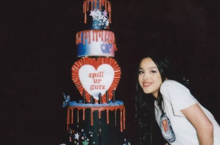 Olivia Rodrigo e festoi ditëlindjen e 21-të, shumë shpejt fillon me turin e koncerteve