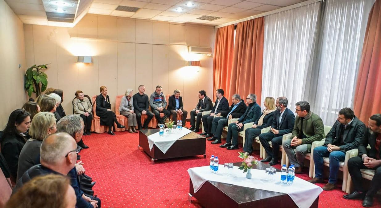 Kurti vizitoi për ngushëllime familjen e gazetarit e shkrimtarit të njohur, Bajram Sefaj