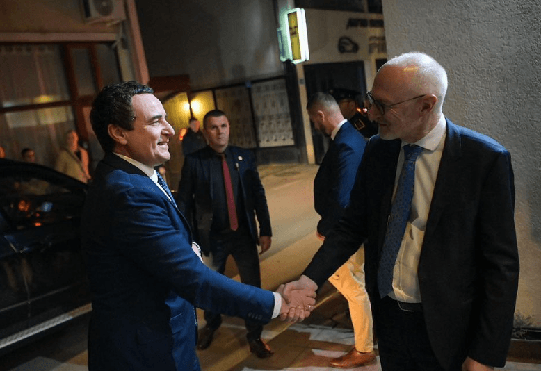 Kurti ndoqi një shfaqje franceze në Teatrin Dodona, thotë se lidhja mes dy vendeve dëshmohet fuqishëm