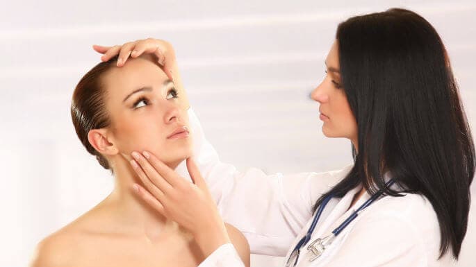 Dermatologu paralajmëron për shenja në lëkurë që tregojnë gjendje të rënda shëndetësore