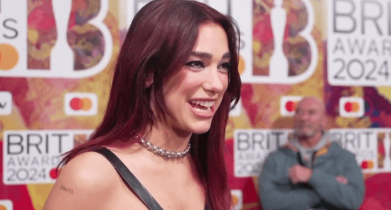 Dua Lipa arrin në tepihun e kuq të Brit Awards