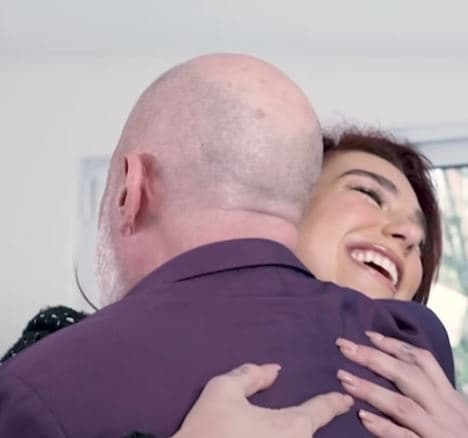 Dua Lipa rikthehet në shkollën ku ajo mësoi, surprizon nxënësit (VIDEO)