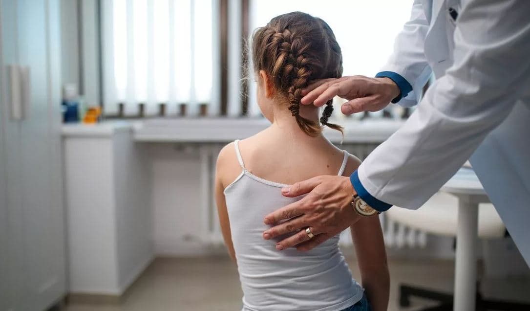 Shenjat që duhet t'i shihni te fëmija juaj nëse ka skoliozë