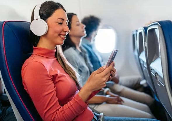 Cilën veshje nuk duhet të vishni kurrë kur udhëtoni me aeroplan?