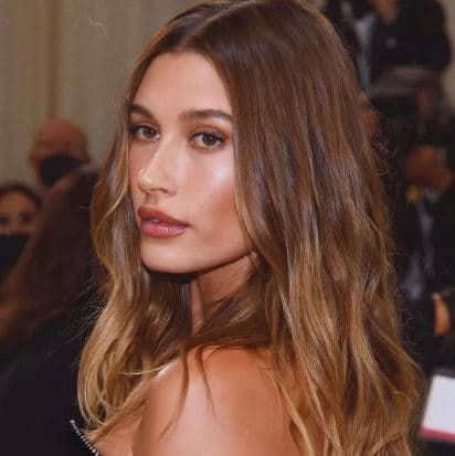 Hailey Bieber shfaqet joshëse