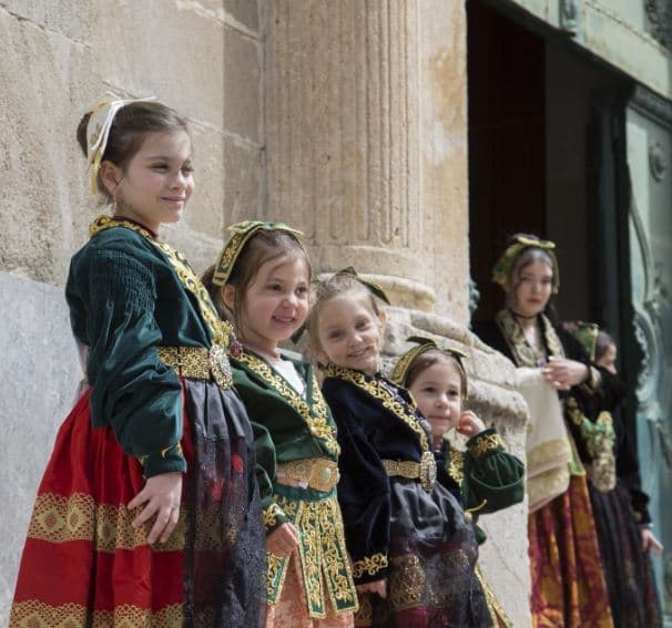 Ministria e Kulturës me pamje nga festa e Horës së Arbëreshëve, uron Pashkët