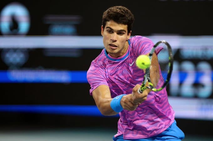 Alcaraz fiton duelin e parë në Miami Open (VIDEO)