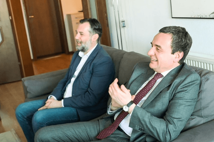 Kryeministri Albin Kurti e viziton në shtëpi këngëtarin Riza Bytyqi