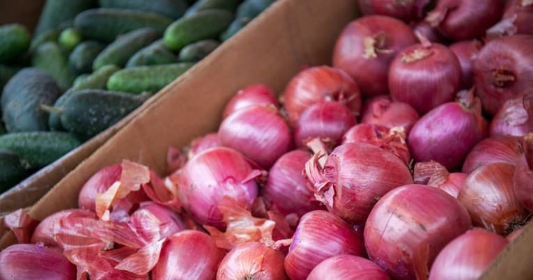 Pesë lloje ushqimesh të pasura me flavonoide që duhet t'i hamë shpesh