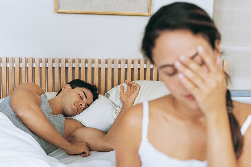 Ja pse burrat i zë gjumi pas seksit