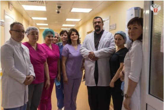 Aktori Steven Seagal viziton viktimat e sulmit terrorist në Moskë