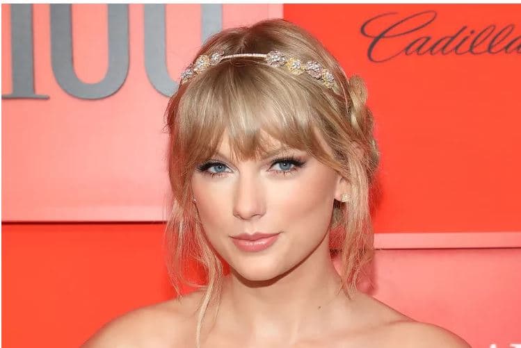 Pamje të rralla të Taylor Swift derisa i festonte Pashkët për herë të parë (VIDEO)