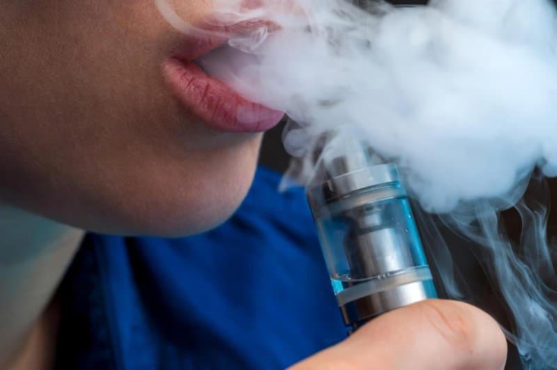 Adoleshentët që pinë cigare elektronike, ekspozohen ndaj plumbit toksik, uraniumit