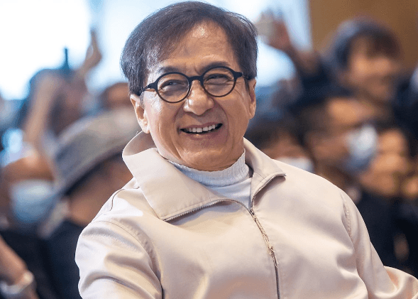 Jackie Chan flet për shëndetin pas shqetësimeve se nuk është mirë
