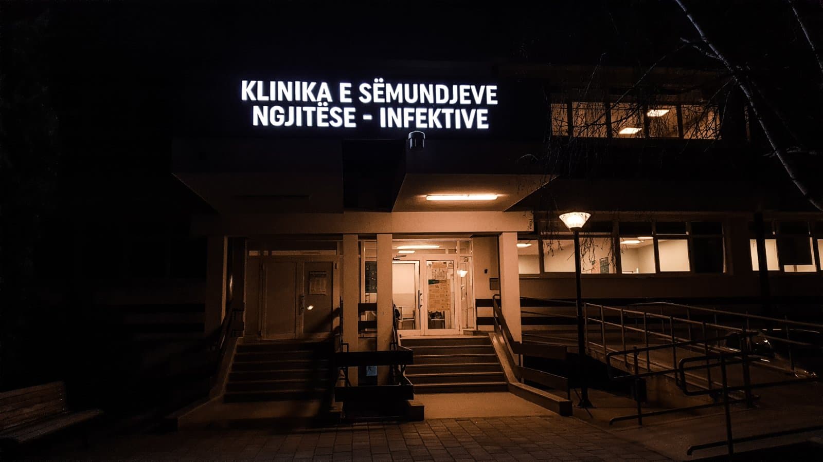 Si përhapet ‘’Kolla e mirë’’? - infektologu thotë se kjo sëmundje prek moshat fëmijërore