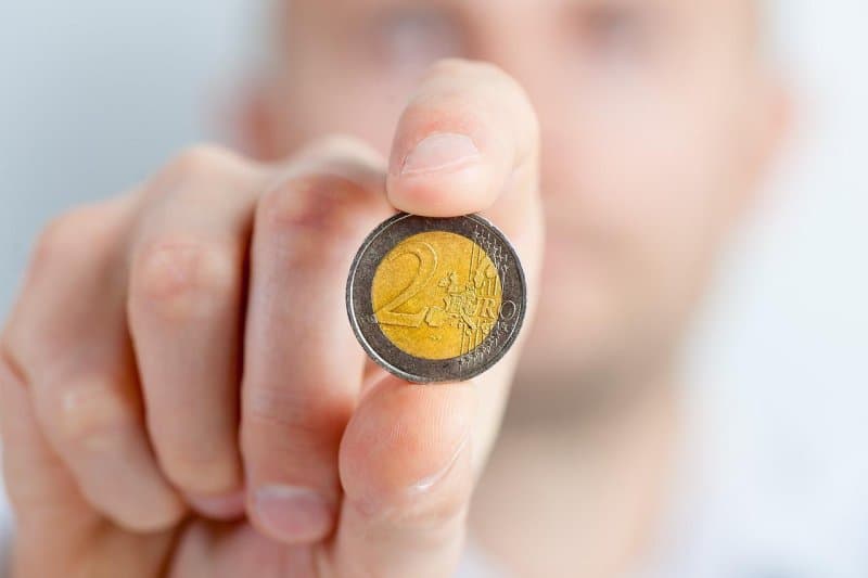 Studimi tregon se rrokullisjet e monedhave nuk janë saktësisht 50/50