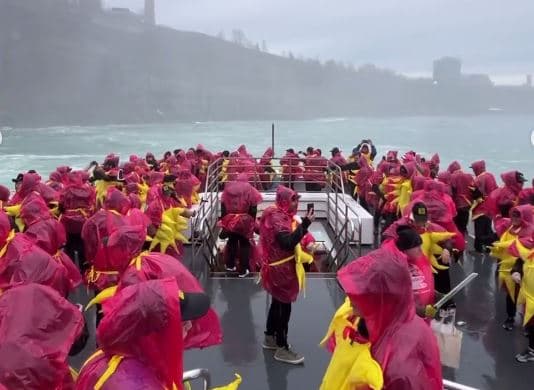 309 persona mblidhen në Ujëvarën e Niagarës për rekordin Guinness