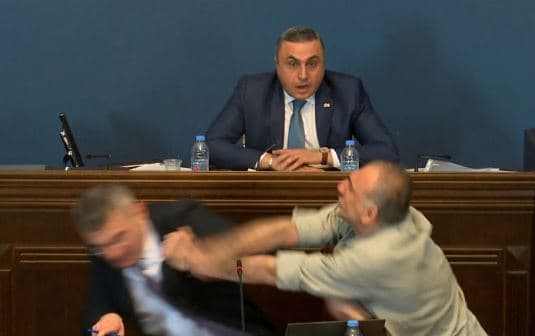 Përleshje masive shpërthen në parlamentin gjeorgjian për ligjin e diskutueshëm të medias