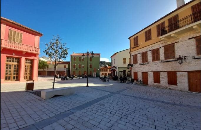Qendra historike e Vlorës pa ciceron, vizitorët e huaj largohen pa njohur historinë