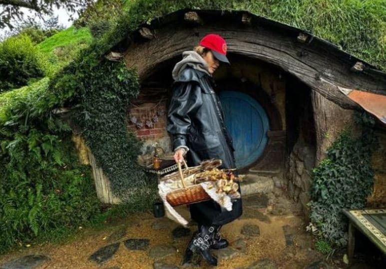 Rita Ora adhuruese e “Lord of the Rings”, viziton vendin e tyre
