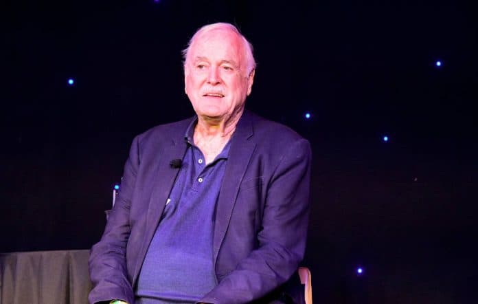 Komiku John Cleese harxhon 17 mijë funte në vit për t’ia zgjatur vetes jetën