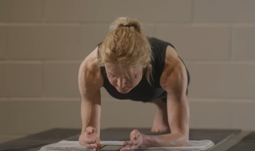 Gruaja 59-vjeçare thyen rekordin botëror për qëndrimin në pozicionin planking (VIDEO)