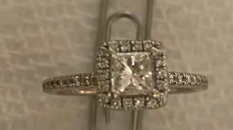 Të panjohurit ia kthejnë unazën me diamant pronares, pasi e gjejnë në plazh (VIDEO)