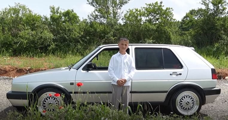 Endrit Paçarizi, 13-vjeçari që trashëgimi ka një Golf 2 nga babai i ndjerë (VIDEO)