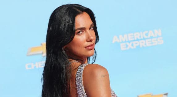 Dua Lipa, mbresëlënëse në rroba banjoje
