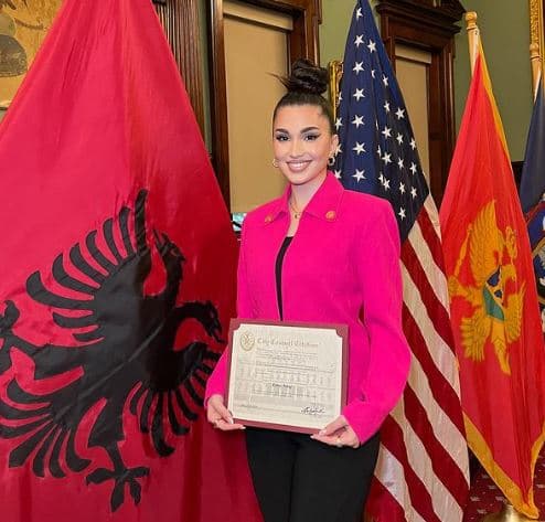 Enisa nderohet në Nju Jork