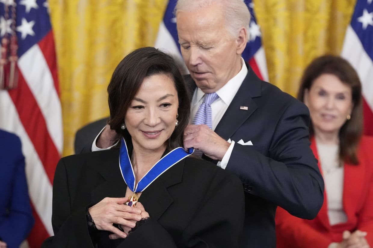 Aktorja Michelle Yeoh nderohet me medalje nga Joe Biden