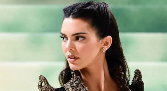 Kendall Jenner e nis ditën e zhveshur