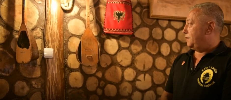 Muzeu i foklorit në Prizren: Nga çiftelia e Dervish Shaqës deri tek skulptura e Fatime Sokolit (VIDEO)