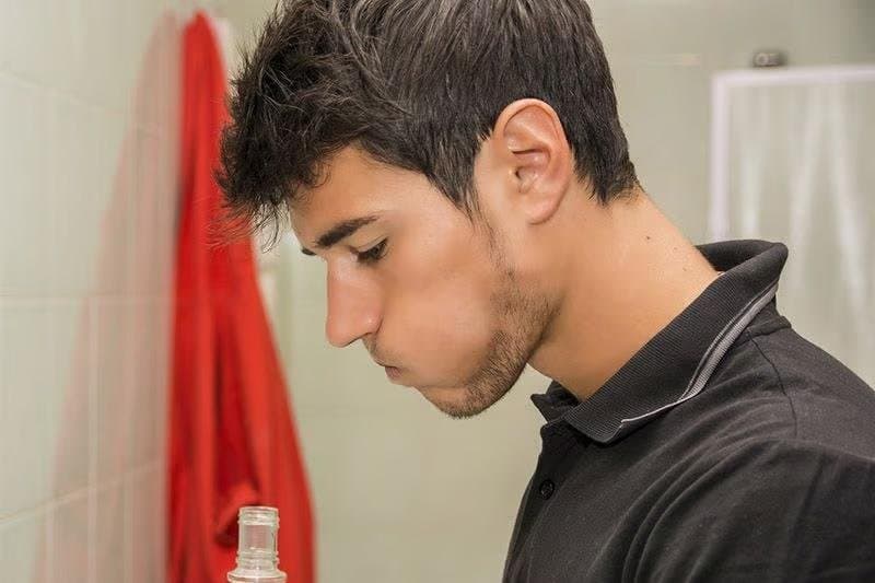 Shpëlarja orale mund të identifikojë bakteret që lidhen me kancerin e stomakut