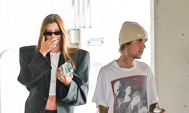 Hailey Bieber bën daljen e parë publike që pas lajmit për shtatzëninë, shfaq barkun e rrumbullakosur